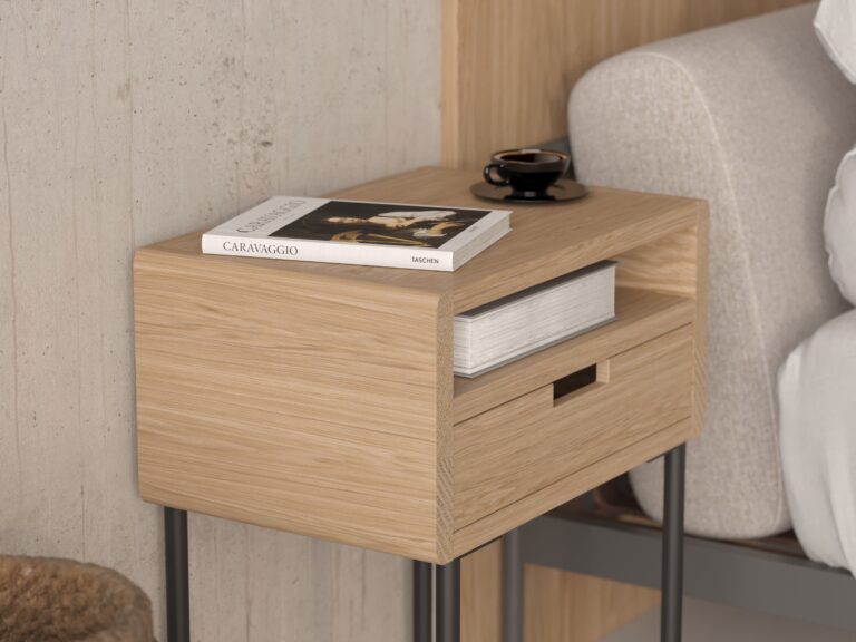 Nachttisch aus Holz im Industriestil